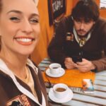 Sára Milfajtová Instagram - Vždycky když potkám v Praze někoho z @mdb.cz mám pocit jako bych měla vedle sebe někoho z rodiny. Byť jsem z angažmá před pár lety odešla, těch 23 let na prknech toho divadla se zákonitě propíše do srdce a řekla bych, že mám s brněnskými kolegy až pokrevní pouto🤭 Radost se vidět v @prima_zoo právě s @libor_matous ! Již brzy společně na obrazovkách🙋🏼‍♀️