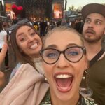 Sára Milfajtová Instagram - Colours of Ostrava! Poprvé se statusem The Artist ♥️ Bylo to super! Sice se moje koleno rozhodlo jít jiným směrem než zbytek- byť jsem byla střízlivá, v pevné obuvi, a šla jsem zrovna po rovné cestě z koncertu, dokonce před jeho koncem, protože jsem se chtěla zodpovědně před svým výkonem vyspat…🤦🏼‍♀️Tak buď mi někdo popřál v duchu "break a leg" a byl vyslyšen nebo jsem obětí woodoo😅Naštěstí koleno jde spravit...Náladu si zkazit nenechám…a pak taky- jsou horší věci než muset odpočívat;) Nevermind! Diky za zážitky🙏 #coloursofostrava #burkicom #festival #breakaleg