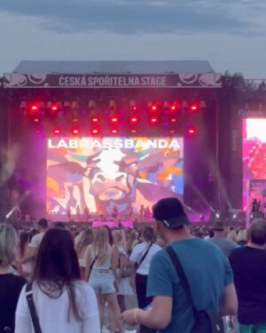 Sára Milfajtová Instagram - Colours of Ostrava! Poprvé se statusem The Artist ♥️ Bylo to super! Sice se moje koleno rozhodlo jít jiným směrem než zbytek- byť jsem byla střízlivá, v pevné obuvi, a šla jsem zrovna po rovné cestě z koncertu, dokonce před jeho koncem, protože jsem se chtěla zodpovědně před svým výkonem vyspat…🤦🏼‍♀️Tak buď mi někdo popřál v duchu "break a leg" a byl vyslyšen nebo jsem obětí woodoo😅Naštěstí koleno jde spravit...Náladu si zkazit nenechám…a pak taky- jsou horší věci než muset odpočívat;) 
Nevermind! Diky za zážitky🙏 #coloursofostrava #burkicom #festival #breakaleg
