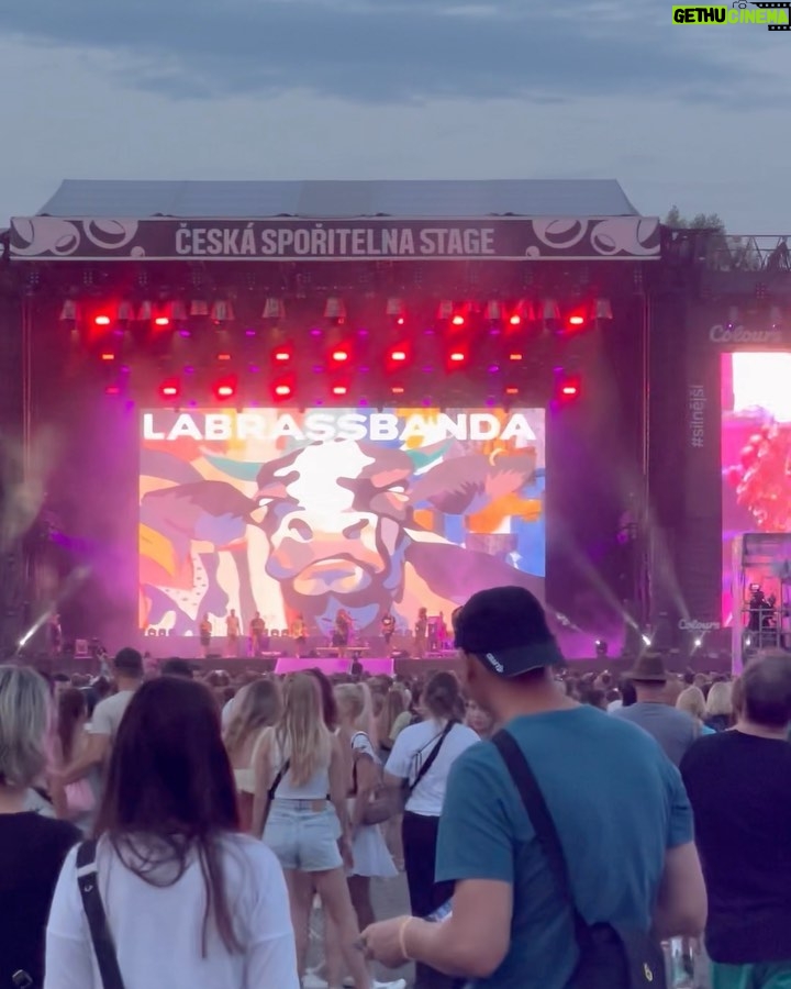 Sára Milfajtová - 2.6K Likes - Colours of Ostrava! Poprvé se statusem The Artist ♥️ Bylo to super! Sice se moje koleno rozhodlo jít jiným směrem než zbytek- byť jsem byla střízlivá, v pevné obuvi, a šla jsem zrovna po rovné cestě z koncertu, dokonce před jeho koncem, protože jsem se chtěla zodpovědně před svým výkonem vyspat…🤦🏼♀️Tak buď mi někdo popřál v duchu "break a leg" a byl vyslyšen nebo jsem obětí woodoo😅Naštěstí koleno jde spravit...Náladu si zkazit nenechám…a pak taky- jsou horší věci než muset odpočívat;)
Nevermind! Diky za zážitky🙏 #coloursofostrava #burkicom #festival #breakaleg