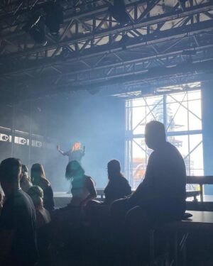 Sára Milfajtová Instagram - Colours of Ostrava! Poprvé se statusem The Artist ♥️ Bylo to super! Sice se moje koleno rozhodlo jít jiným směrem než zbytek- byť jsem byla střízlivá, v pevné obuvi, a šla jsem zrovna po rovné cestě z koncertu, dokonce před jeho koncem, protože jsem se chtěla zodpovědně před svým výkonem vyspat…🤦🏼‍♀️Tak buď mi někdo popřál v duchu "break a leg" a byl vyslyšen nebo jsem obětí woodoo😅Naštěstí koleno jde spravit...Náladu si zkazit nenechám…a pak taky- jsou horší věci než muset odpočívat;) 
Nevermind! Diky za zážitky🙏 #coloursofostrava #burkicom #festival #breakaleg
