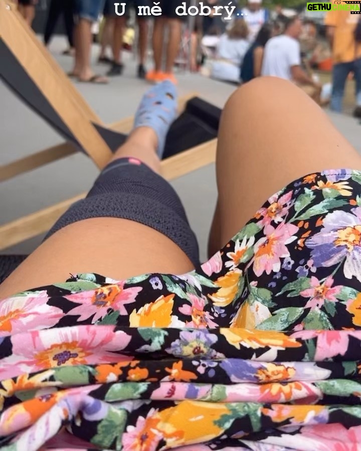 Sára Milfajtová - 2.6K Likes - Colours of Ostrava! Poprvé se statusem The Artist ♥️ Bylo to super! Sice se moje koleno rozhodlo jít jiným směrem než zbytek- byť jsem byla střízlivá, v pevné obuvi, a šla jsem zrovna po rovné cestě z koncertu, dokonce před jeho koncem, protože jsem se chtěla zodpovědně před svým výkonem vyspat…🤦🏼♀️Tak buď mi někdo popřál v duchu "break a leg" a byl vyslyšen nebo jsem obětí woodoo😅Naštěstí koleno jde spravit...Náladu si zkazit nenechám…a pak taky- jsou horší věci než muset odpočívat;)
Nevermind! Diky za zážitky🙏 #coloursofostrava #burkicom #festival #breakaleg