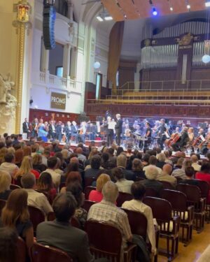 Sára Milfajtová Instagram - Bravo! Grammy night with #czechnationalsymphonyorchestra @cnso_official @vincemendozacomposer Thank you🙏