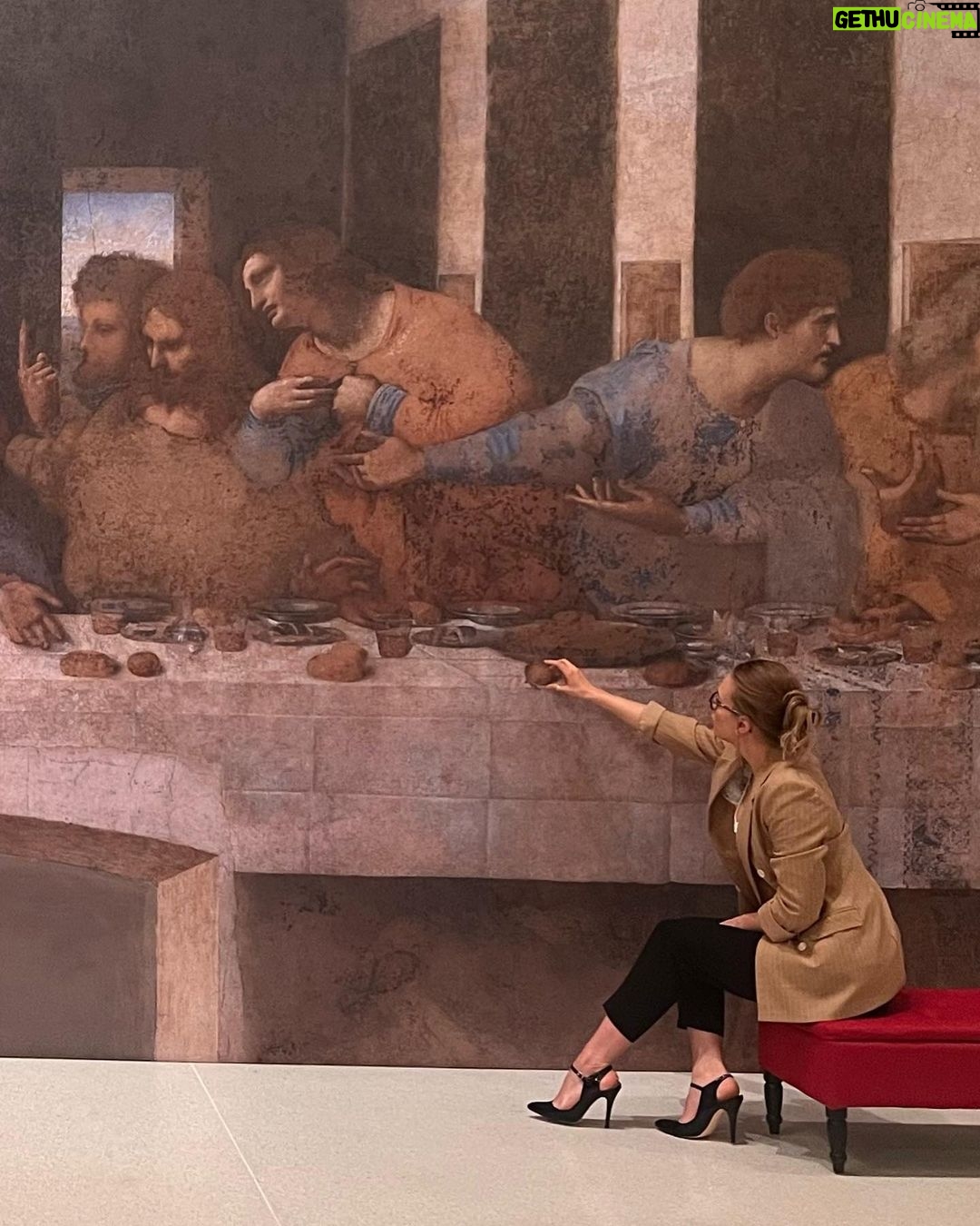 Sára Milfajtová Instagram - Jak na tiskovce…děláš, že posloucháš, ale vlastně si sem přišel na chlebíček… Mánes do 30.5.2023 Dejte si kus renesance♥️
