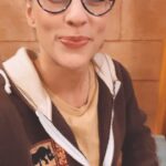 Sára Milfajtová Instagram - Vždycky když potkám v Praze někoho z @mdb.cz mám pocit jako bych měla vedle sebe někoho z rodiny. Byť jsem z angažmá před pár lety odešla, těch 23 let na prknech toho divadla se zákonitě propíše do srdce a řekla bych, že mám s brněnskými kolegy až pokrevní pouto🤭 Radost se vidět v @prima_zoo právě s @libor_matous ! Již brzy společně na obrazovkách🙋🏼‍♀️