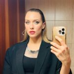 Sára Milfajtová Instagram - Mona Sara #island #ostrov #burkicom