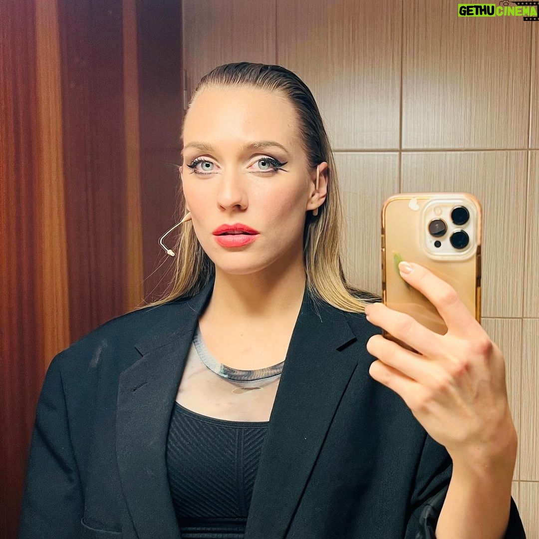Sára Milfajtová Instagram - Mona Sara #island #ostrov #burkicom