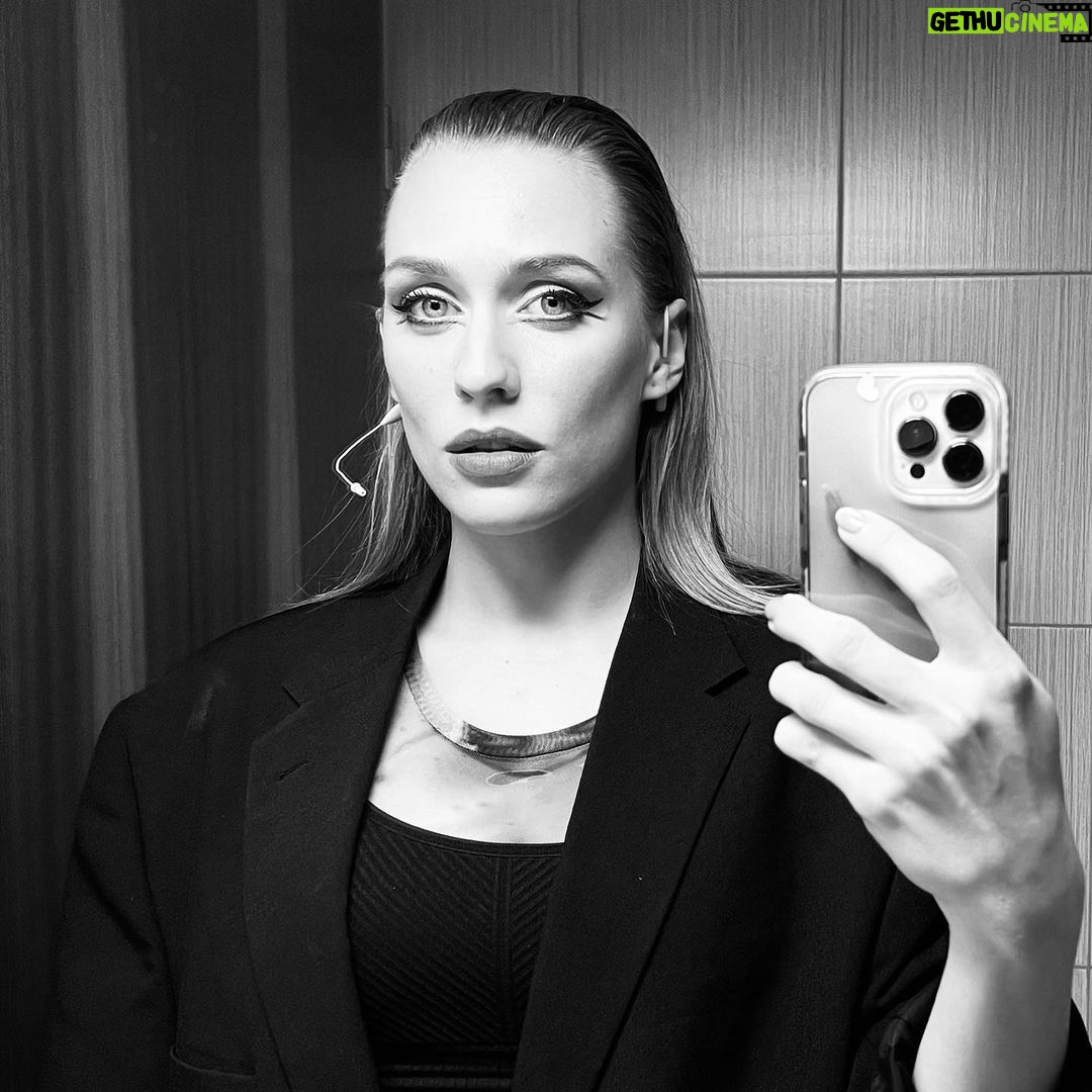 Sára Milfajtová Instagram - Mona Sara #island #ostrov #burkicom