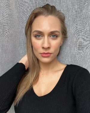 Sára Milfajtová Instagram - Headshots #czechactress #selfportrait #headshot
