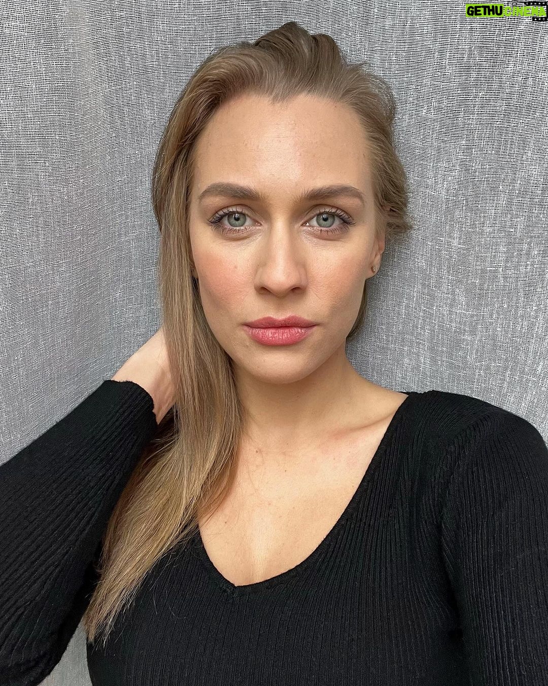 Sára Milfajtová - 4.3K Likes - Headshots #czechactress #selfportrait #headshot