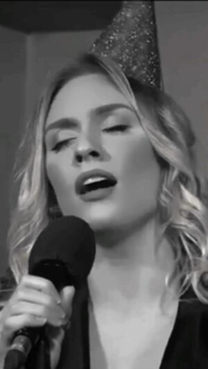 Sára Milfajtová Instagram - Cheer Up Charlie
#cheerupecharlie #singer #cover #piano