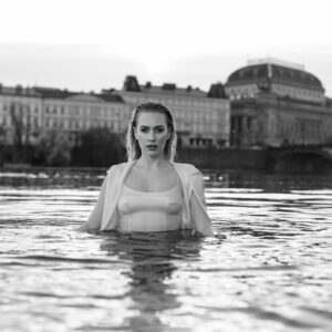 Sára Milfajtová Instagram - Tak kdo se se mnou půjde letos otužovat ?:)) Tyhle vody kvůli noze asi letos vynechám, ale příští týden bych ráda začala s kryem, protože na hojení je to úplně nejliepší;) ♥️😊