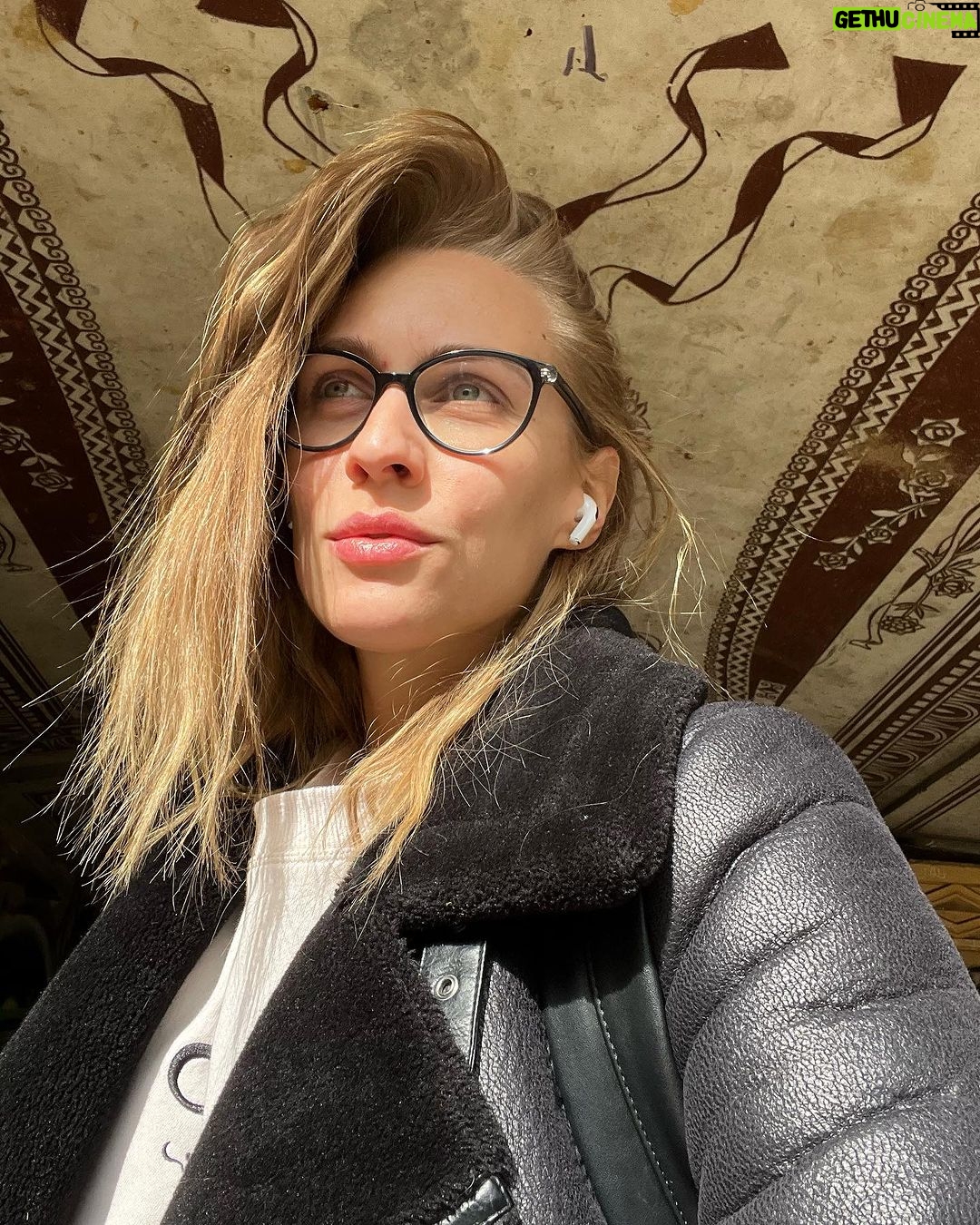 Sára Milfajtová - 2.7K Likes - Najdi kterej ostravskej pruchod to je:))) #ostrava #poruba