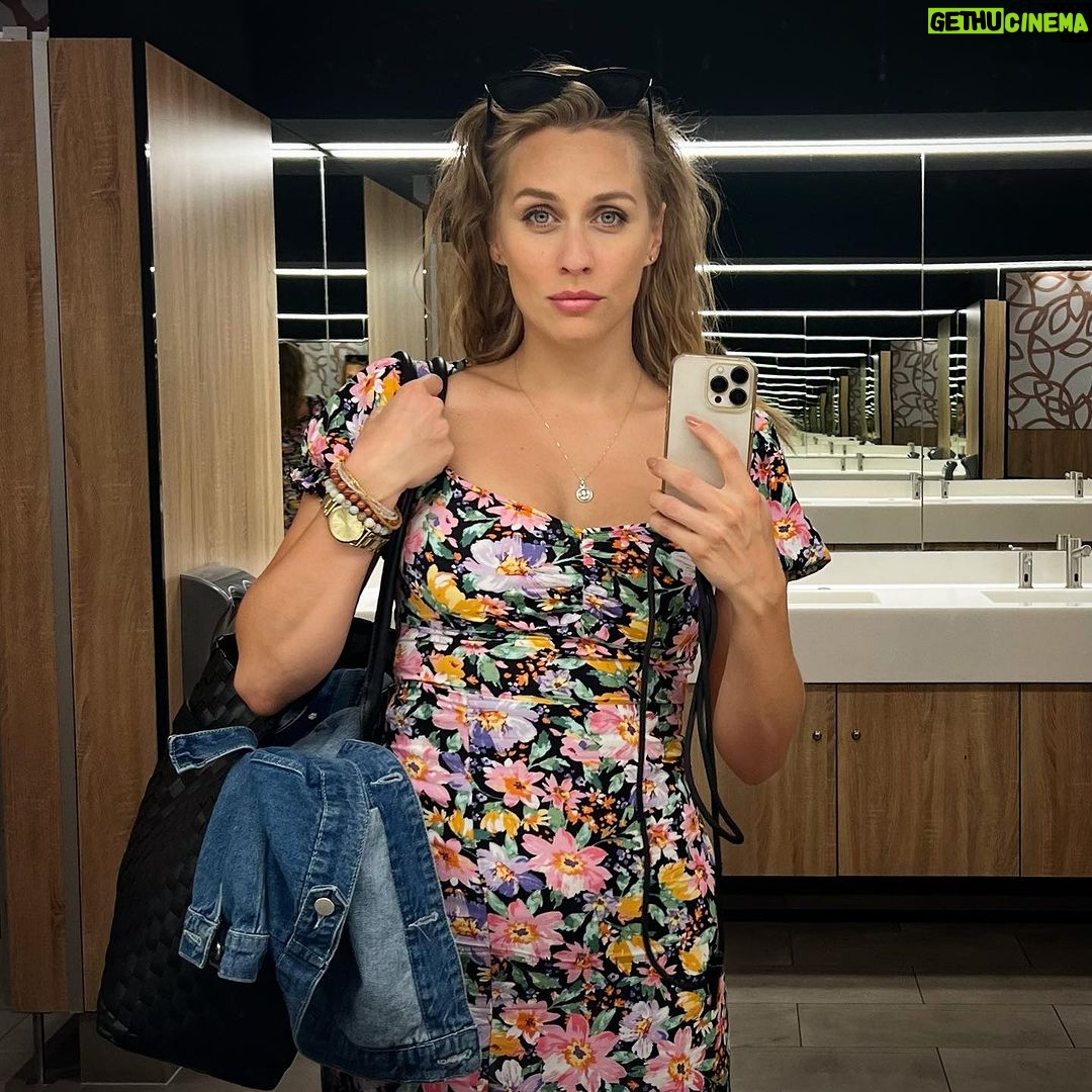 Sára Milfajtová - 3.2K Likes - Tell me what do you see there?…
#eyes #mirrors #flowerchild