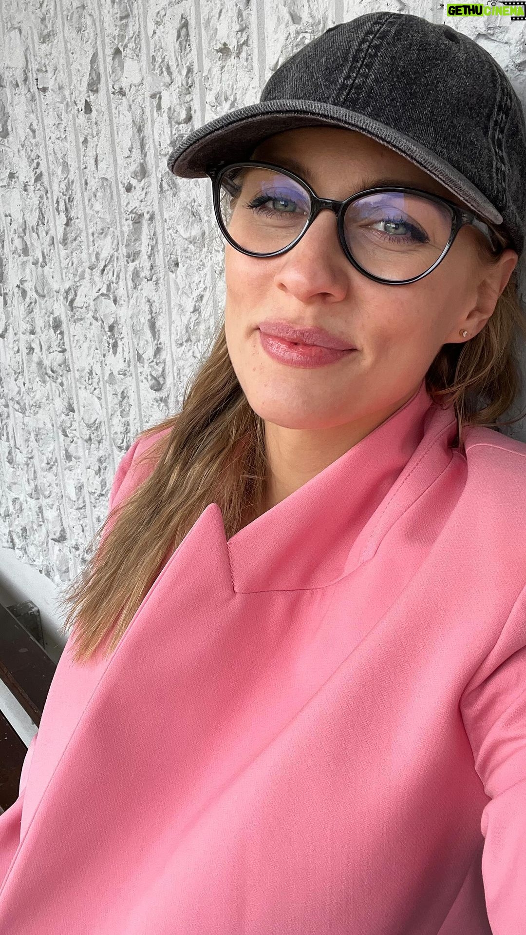 Sára Milfajtová - 2.9K Likes - Have a nice day:) #pinkjacket #zara #zarawoman