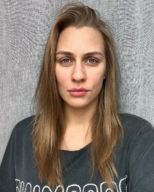 Sára Milfajtová Instagram - Headshots #czechactress #selfportrait #headshot