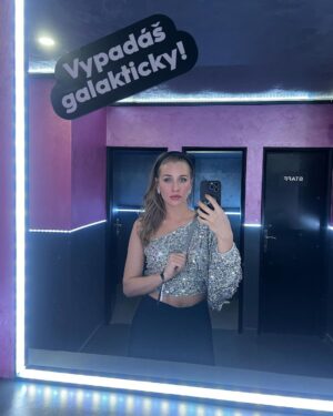 Sára Milfajtová Instagram - Prosinec = Flitrnec ✨#gliter