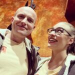 Sára Milfajtová Instagram - Posíláme s kolegou (trošku) Smolou pozdravy ze Zoo :)) #jiriployhar #ftvprima #zoo #primazoo #2media