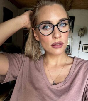 Sára Milfajtová Instagram - Ciao! #countryside #makeup #whynot #ifeelgood #glasessgirl