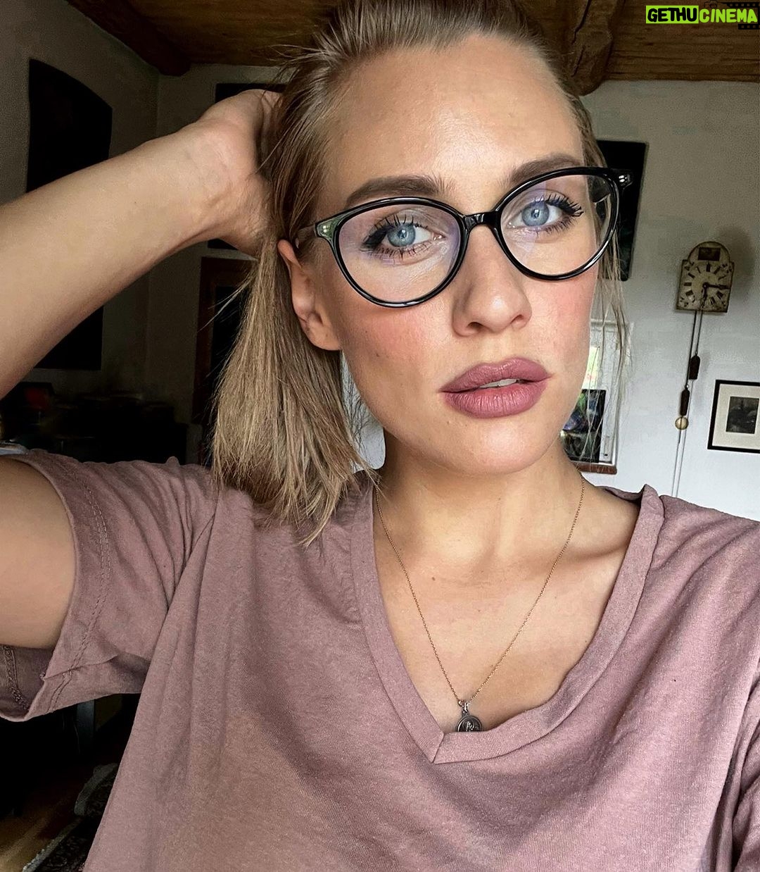 Sára Milfajtová - 6.8K Likes - Ciao! #countryside #makeup #whynot #ifeelgood #glasessgirl