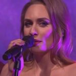 Sára Milfajtová Instagram - Vana plná fialek #hapka #horacek #hegerova #hapkahoracek #hanahegerova #mameradicesko #tvshow #singer #czechsinger #maxiband
