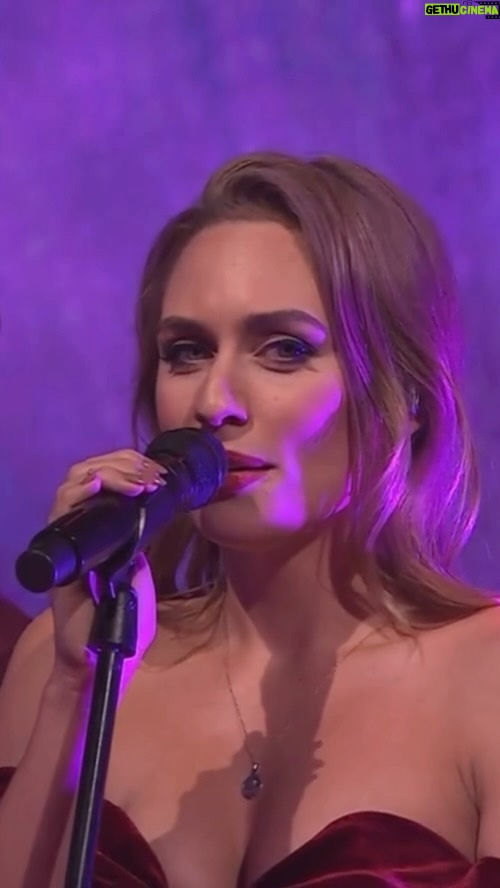 Sára Milfajtová Instagram - Vana plná fialek #hapka #horacek #hegerova #hapkahoracek #hanahegerova #mameradicesko #tvshow #singer #czechsinger #maxiband