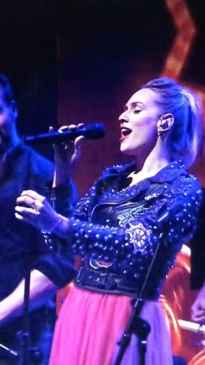 Sára Milfajtová Instagram - MRČ #mameradicesko #maxiband