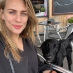Sára Milfajtová Instagram - Jmenuje se Sir Shaun, ale říkám mu Sýreček, protože se pořád usmívá jak když dělá “sýr” na fotku:)) Mějte taky usměvavý čas…🙋🏼‍♀️ BTW. Sousedka mi říkala, že kdybyste mě viděli tak, jak mě ona potkává na terase, tak mě nepoznáte- tak hele Baru😘🙋🏼‍♀️