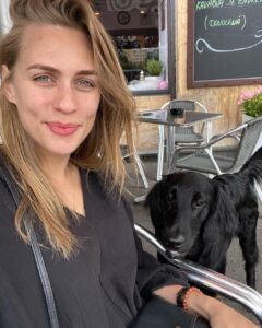 Sára Milfajtová Instagram - Jmenuje se Sir Shaun, ale říkám mu Sýreček, protože se pořád usmívá jak když dělá “sýr” na fotku:)) Mějte taky usměvavý čas…🙋🏼‍♀️ BTW. Sousedka mi říkala, že kdybyste mě viděli tak, jak mě ona potkává na terase, tak mě nepoznáte- tak hele Baru😘🙋🏼‍♀️