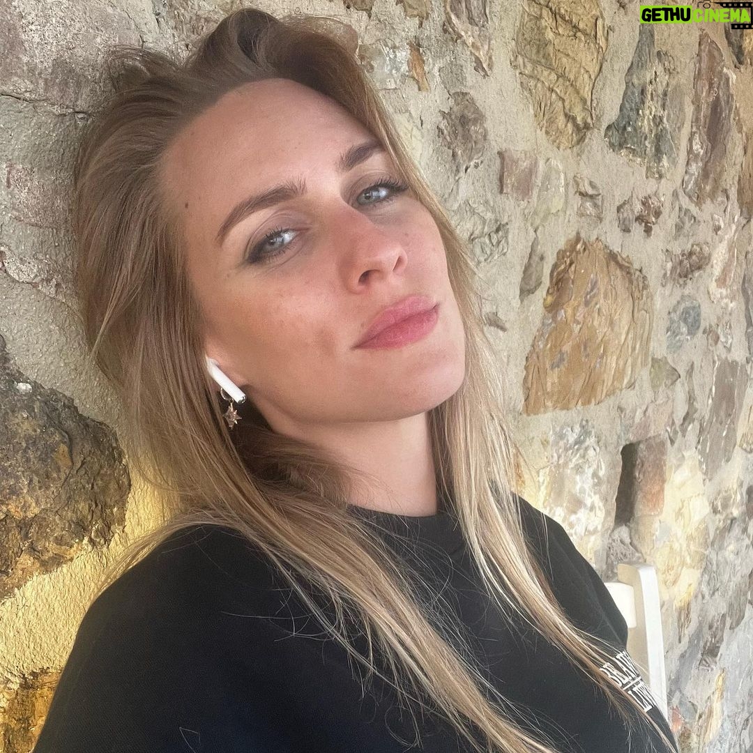 Sára Milfajtová - 3.5K Likes - My eyes september, when vomiting postcards on you… #impruvink #ingliš