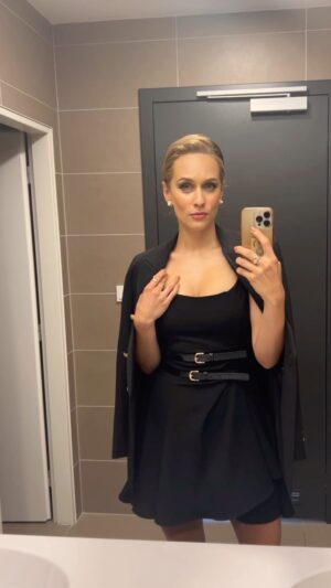 Sára Milfajtová Instagram - Small black🖤 #zara #sara