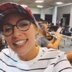Sára Milfajtová Instagram - Hrajeme si, zkoušíme co je moc a co už je příliš, co vás rozesměje a když už nerozesměje tak aspoň rozpláče:)) #rehearsal #music #band #singer #saramilfajt #kufproduction