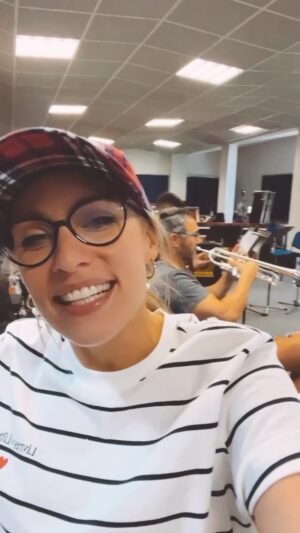 Sára Milfajtová Instagram - Hrajeme si, zkoušíme co je moc a co už je příliš, co vás rozesměje a když už nerozesměje tak aspoň rozpláče:))
#rehearsal #music #band #singer #saramilfajt #kufproduction