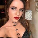 Sé Marie Instagram - when your best friend’s dream is to go to a faerie ball, you go to a freakin’ faerie ball 🧚 #FeyreUnderTheMountain #FaeFriendsOnly Manhattan, New York