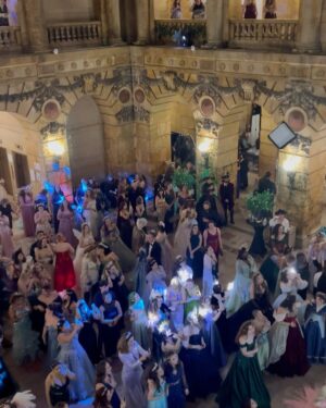 Sé Marie Instagram - when your best friend’s dream is to go to a faerie ball, you go to a freakin’ faerie ball 🧚
#FeyreUnderTheMountain #FaeFriendsOnly