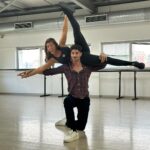 Sónia Araújo Instagram - Meu querido @joaolopes_artist a alombar comigo 😂💃. A dar tudo nos lifts! Obrigada por estas 2 horas tão bem passadas! Em breve seremos mais nesta dança. A preparar um Natal bonito. O grupo de trabalho está na ultima foto com uma óptima vibe!✌️ Obrigada também à @adrianasequeiira , @estacio.mafalda e @michaelangelo_sd @pmp_paulomagalhaes E à @alcdance.pt pela cedência do espaço .