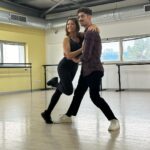 Sónia Araújo Instagram - Meu querido @joaolopes_artist a alombar comigo 😂💃. A dar tudo nos lifts! Obrigada por estas 2 horas tão bem passadas! Em breve seremos mais nesta dança. A preparar um Natal bonito. O grupo de trabalho está na ultima foto com uma óptima vibe!✌️ Obrigada também à @adrianasequeiira , @estacio.mafalda e @michaelangelo_sd @pmp_paulomagalhaes E à @alcdance.pt pela cedência do espaço .