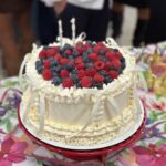 Sónia Araújo Instagram - Um dia depois e com mais calma, posso falar do meu aniversário! Como podem ver a manhã na @pracadaalegriartp foi intensa e muito divertida 💃 A minha produção , todos os companheiros de trabalho, o Jorge Gabriel, como sempre preparam mimos muito bons ( já começa a ser difícil não é com tantas primaveras ?🤪) As mensagens dos meus filhos, a presença dos meus pais e de amigas, a cumplicidade do Victor na elaboração das surpresas, as dedicatórias dos meus colegas , a presença de todos os convidados, tudo foi maravilhoso! As mensagens que se foram multiplicando ao longo do dia, a todos agradeço estarem desse lado e acarinharem-me assim! Estou de ❤️cheio! @pracadaalegriartp @rtppt @glam.celebrity
