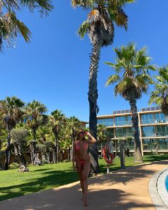 Sónia Araújo Instagram - Já vos disse que adoro este Spot ? Têm mesmo que vir a dois ou em família , aliás os meus filhos têm memórias deste lugar desde que são pequenos e estão sempre desejosos de voltar . É um Resort sim, mas tenho a praia a dois passos, tenho natureza à minha volta , tenho tranquilidade , não há confusões. Adoramos o Algarve e este ano estamos a demorar-nos um pouco mais por cá do que é costume. O nosso país é incrível , tem tudo! Todos sabem que praia é sempre a minha preferência no que toca a férias e as nossas são maravilhosas . Viajarmos juntos é mesmo uma das melhores heranças emocionais e de conhecimento que podemos deixar aos nossos filhos. Vou partilhando estes meus dias e obrigada por estarem desse lado sempre a acrescentar-me! Um obrigada especial à “ minha fotógrafa oficial” destas férias, a minha filha ❤️ que disse que era uma pena estas fotos ficarem só no rolo de câmara 😂😍 #NAUSalgadosDunasSuites #ferias NAU Salgados Dunas Suites