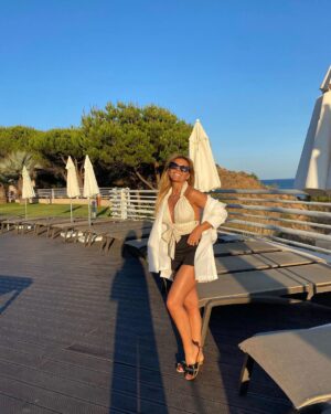 Sónia Araújo Instagram - Estes dias no @grande_real_santa_eulalia foram maravilhosos! O hotel tem tudo o que eu aprecio: é em cima da praia, tem bons restaurantes, boas piscinas, toda a envolvência é convidativa. O staff é sempre atencioso. 
Muito obrigada por toda a simpatia que tiveram comigo e com a minha família. 
Agradecimentos especiais à directora  Karine Brites, à Inês  e Patrícia.