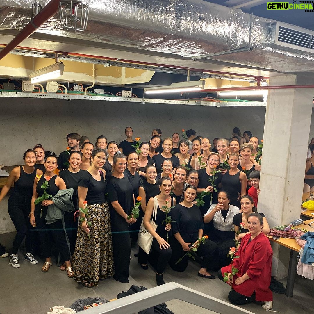 Sónia Araújo Instagram - Amanhã e nos próximos dias muitas de nós ( na foto) vão falar desta noite, da experiência de pisar de novo o palco enquanto alunas da Academia @pirmintreku . A escola celebrou 60 anos e convidou ex-alunas a participar no momento final num clássico com todo o elenco. Cerca de 160 bailarinos em palco é qualquer coisa! Amanhã vamos rir e chorar ao rever as imagens… Mas a magia, a essência do que representa dançar, essa vai durar mais uns bons anos e entranhar-se para a vida! 💃