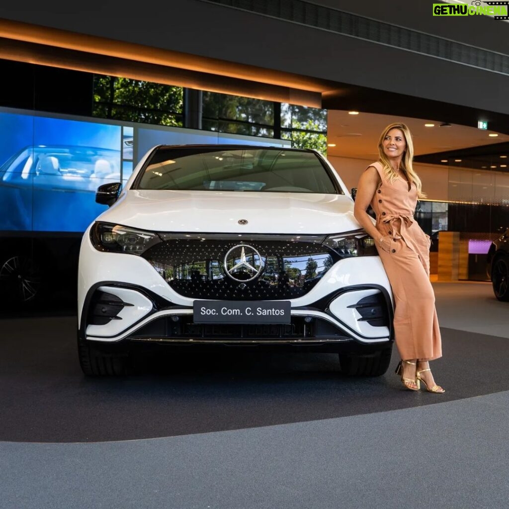 Sónia Araújo Instagram - É fácil apaixonar-se pelo novo Mercedes-Benz EQE SUV ✨ Venha conhecê-lo no showroom da Soc. Com. C. Santos na Maia, junto ao aeroporto 🤩 #sociedadecomercialcsantos #MercedesBenz #mercedesbenzeqesuv #soniaaraujo