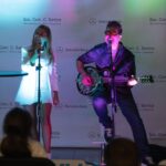Sónia Araújo Instagram - A @sonia_l_araujo e o @toze_perfume, dos Per7ume, animaram o dia das nossas pequenas estrelas! Como é habitual no SocKids, não faltou música e alegria. 🤩 #sociedadecomercialcsantos #SocKids #per7ume #tozéper7ume
