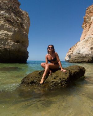 Sónia Araújo Instagram - Em cima da rocha à espera que a água aqueça….
Ninguém me avisou que a água no Algarve estava ao nível da Praia da Madalena!!🥶
Em contrapartida o sol está aquela coisa que se vê, maravilha! Por isso continuo a ter muita dificuldade em habituar-me a este ritmo de vida 😅, mas prometo continuar a dar notícias, que sei que estão à espera! 😉
Beijos salgados 😘