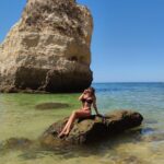 Sónia Araújo Instagram - Em cima da rocha à espera que a água aqueça…. Ninguém me avisou que a água no Algarve estava ao nível da Praia da Madalena!!🥶 Em contrapartida o sol está aquela coisa que se vê, maravilha! Por isso continuo a ter muita dificuldade em habituar-me a este ritmo de vida 😅, mas prometo continuar a dar notícias, que sei que estão à espera! 😉 Beijos salgados 😘
