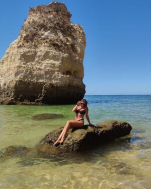 Sónia Araújo Instagram - Em cima da rocha à espera que a água aqueça….
Ninguém me avisou que a água no Algarve estava ao nível da Praia da Madalena!!🥶
Em contrapartida o sol está aquela coisa que se vê, maravilha! Por isso continuo a ter muita dificuldade em habituar-me a este ritmo de vida 😅, mas prometo continuar a dar notícias, que sei que estão à espera! 😉
Beijos salgados 😘