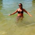 Sónia Araújo Instagram - Em cima da rocha à espera que a água aqueça…. Ninguém me avisou que a água no Algarve estava ao nível da Praia da Madalena!!🥶 Em contrapartida o sol está aquela coisa que se vê, maravilha! Por isso continuo a ter muita dificuldade em habituar-me a este ritmo de vida 😅, mas prometo continuar a dar notícias, que sei que estão à espera! 😉 Beijos salgados 😘