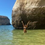 Sónia Araújo Instagram - Já faltava a ballet pose da praxe! 💃 Continuo por aqui a banhos, em bikini mood… E pelo meu ar, está a ser muito difícil ☀️😅😎 Até já meus doces! Carvoeiro, Faro, Portugal