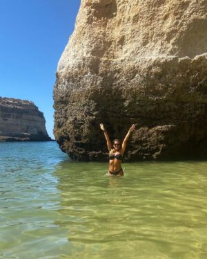 Sónia Araújo Instagram - Já faltava a ballet pose da praxe! 💃
Continuo por aqui a banhos, em bikini mood…
E pelo meu ar, está a ser muito difícil ☀️😅😎
Até já meus doces!