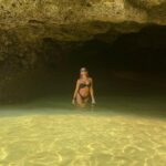 Sónia Araújo Instagram - Já faltava a ballet pose da praxe! 💃 Continuo por aqui a banhos, em bikini mood… E pelo meu ar, está a ser muito difícil ☀️😅😎 Até já meus doces! Carvoeiro, Faro, Portugal
